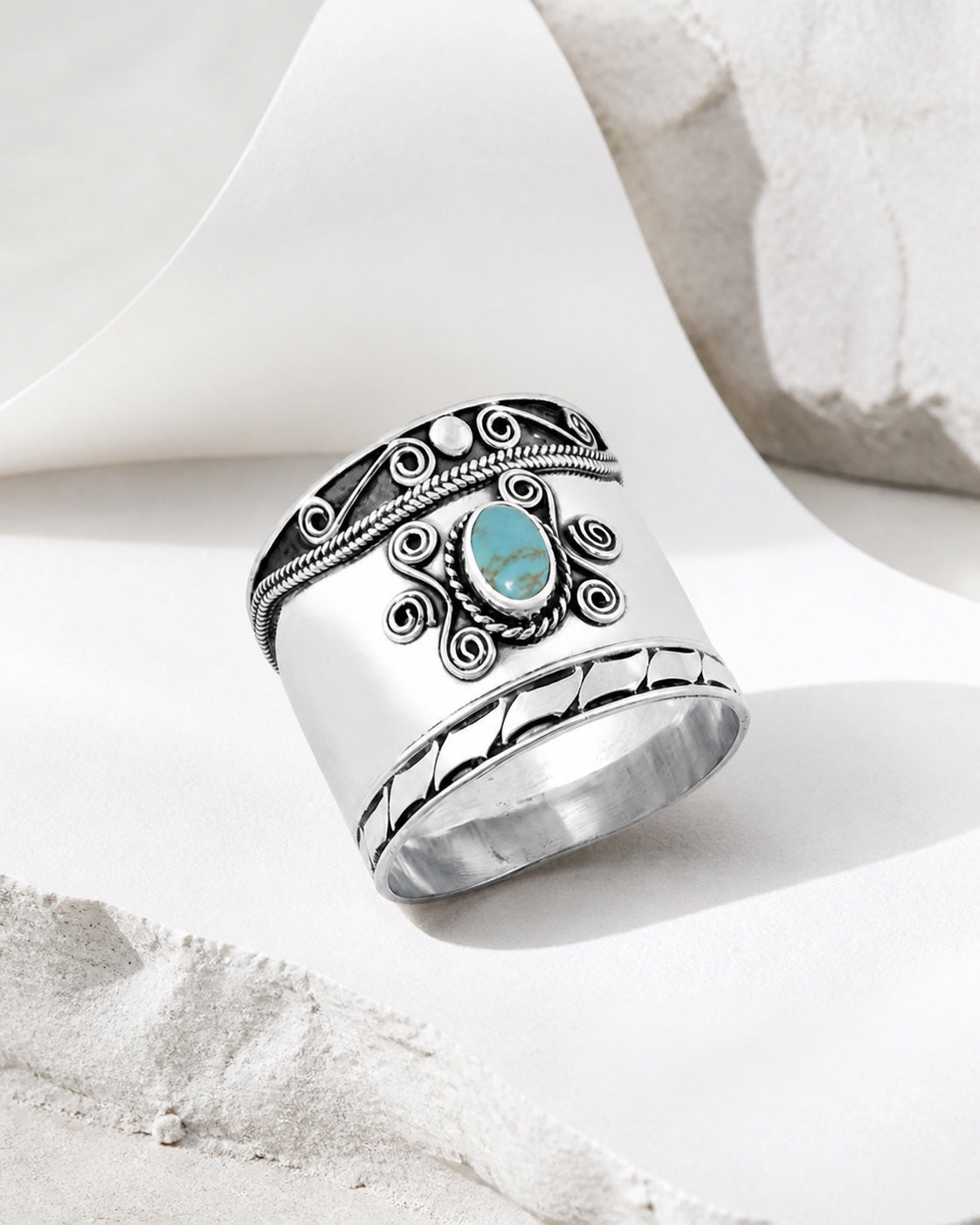 Modelized silver ring styling